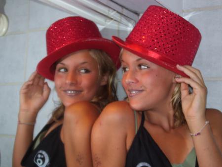 two blondeuh